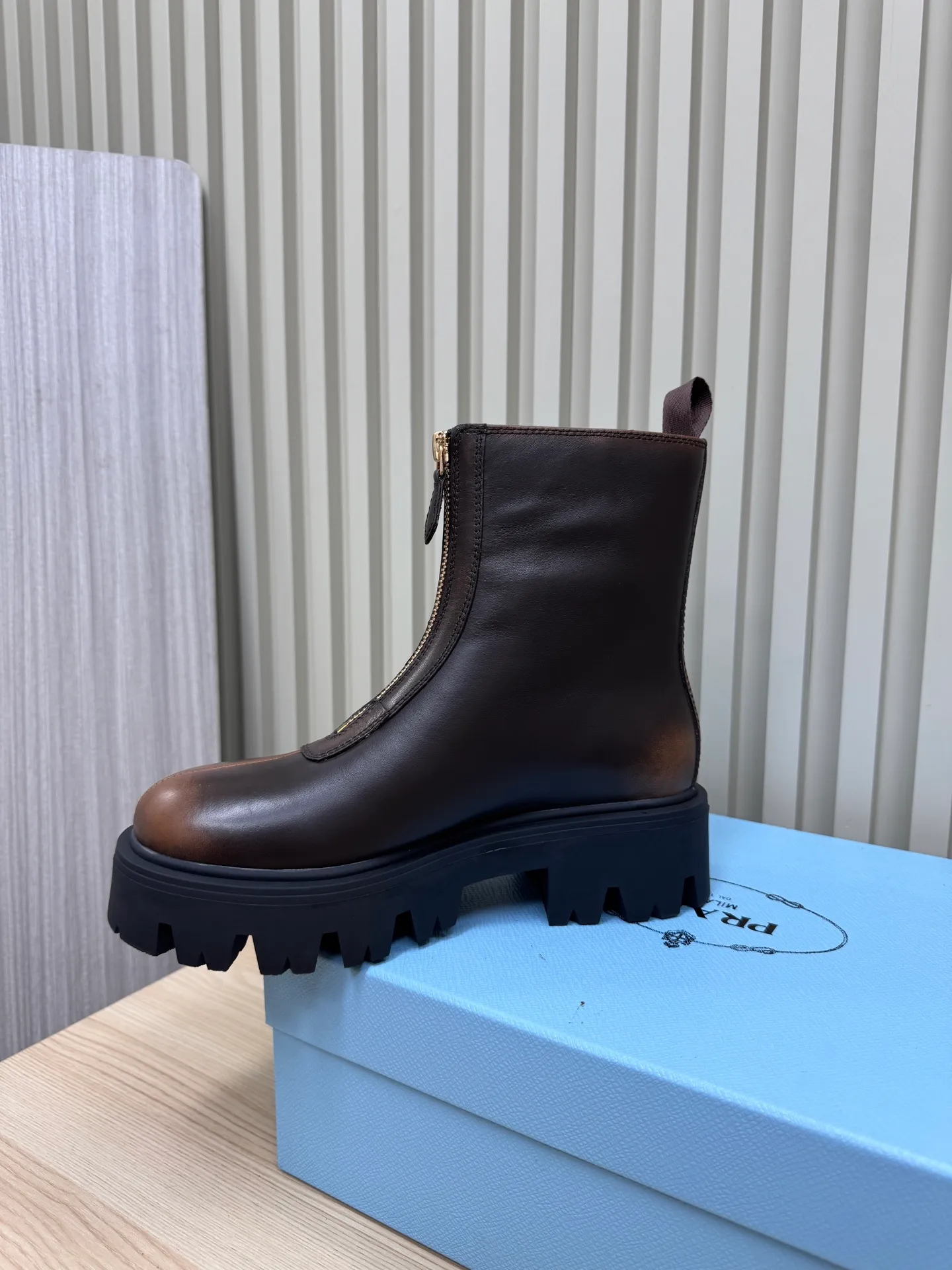 👟👟Ex-factory price 680👟👟 Prada / Prada couple's Martin boots are here, comfortable and elegant to wear. The original molded outsole of the counter is 1:1 replica. It is made of non-slip and wear-resistant imported TPU tin mold vacuum outsole. Tank-shaped thick sole. Fabric: imported anti-explosion cowhide. Lining: imported mixed sheepskin lining. Sheepskin foot pads. Outsole: tin molded beef tendon sole. Code number: 35-41 (42 customized)